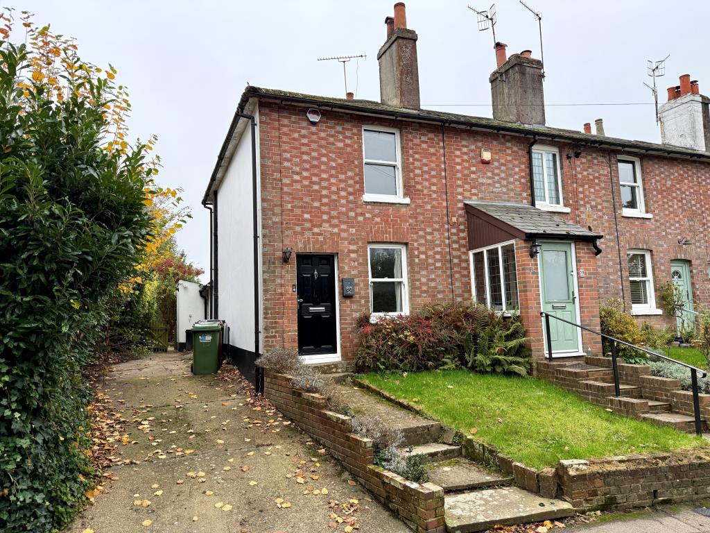 Lot: 110 - END-TERRACE HOUSE WITH OFF ROAD PARKING - End-terrace property
